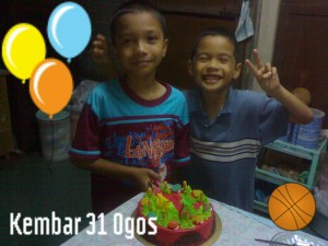 Dua beradik dilahirkan 31 Ogos pada tahun berlainan