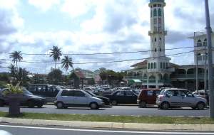 Kereta jemaah memenuhi ruang parking di halaman masjid dan juga sepanjang kiri dan kanan jalan di hadapan masjid.   