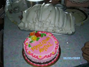 Sebelah kek ialah Laksam yang belum dipotong.  Kanak-kanak biasanya suka Laksam.