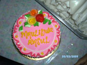 Rindu pada Aesya yang sudah 2 malam tidur di rumah Tok Ma, saya beli kek pink sebagai hadiah. 