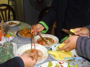 chopstick-002 Hmm... sudah pandai pun pegang dengan chopstick.