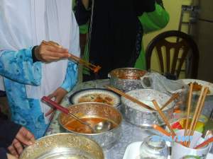 chopstick-003 Mug di sebelah kanan itu saya isi dengan chopstick sahaja.