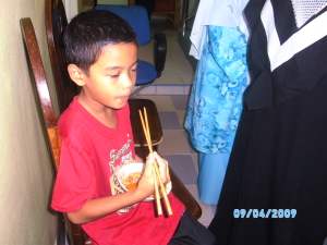 chopstick-004 Azzam makan mihun tomyam dengan chopstick.