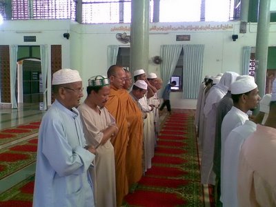 YB Nga Kor Ming baca ayat Quran kena repot polis.  Tok Sami solat pakai oren begini, ada sesiapa mahu repot?