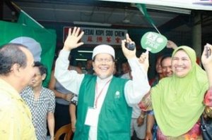 Muslimah bertudung hijau itu ialah Ummi saya yang ketiga selepas Ma (ibu kandung) dan Mak (ibu mertua).  Senang sekali saya melihat wajah gembira Ummi dan Ustaz.