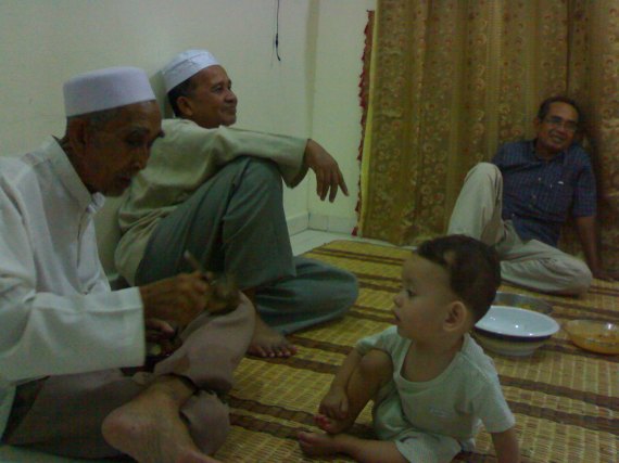 03102008098 Wan bermain dengan anak bongsu saya, Aqil pada Syawal 1429H. Saya buat jamuan naik rumah baru. Sempat juga Wan ke rumah saya sebelum jatuh sakit. Alhamdulillah.