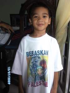 Aziz-Rantisi Aziz dengan t-shirt yang ditempah di gerai sempena PRK N41 Manek Urai. Foto Aziz di tengah bersama Abdul Aziz Rantisi dan Syeikh Ahmad Yassin. Allahuakbar!