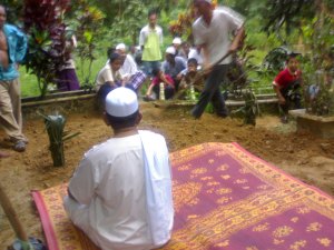 Imam siap bersila untuk membaca talqin