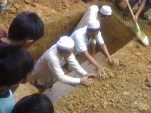 Khidmat terakhir anak-anak untuk bapa tercinta. 