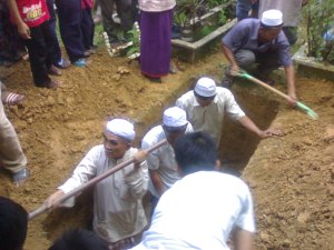 Dari kiri; Abah, Pakcik Jeng, Paksu Aziz dan Pakcik Nor di atas tebing. 