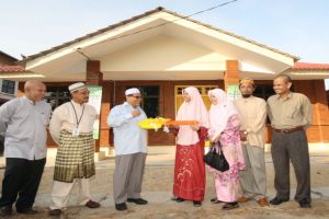 Madihah menerima replika kunci dari YB Ustaz Nik Amar