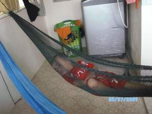 Mesin basuh di satu sudut.  Lepas basuh, terus dapat jemur di ruangan ini juga.