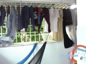 Bahagian tepi ruang jemur kain.