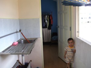 Sinki ringkas kerana ruang terhad.  Jika dapat diikat dengan bata, lebih baik.  Boleh bina ruang menyimpan di bawahnya.