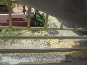 Besi lurus bahagian bawah grill memudahkan pakaian bersaiz besar dijemur seperti selimut, tuala dan cadar.