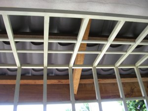 Grill bahagian atas.  Petak-petak besi berfungsi menghalang kain dari merapat antara satu sama lain bila angin bertiup. 