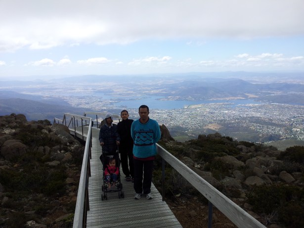 Nun jauh di bawah sana adalah bandar Hobart.